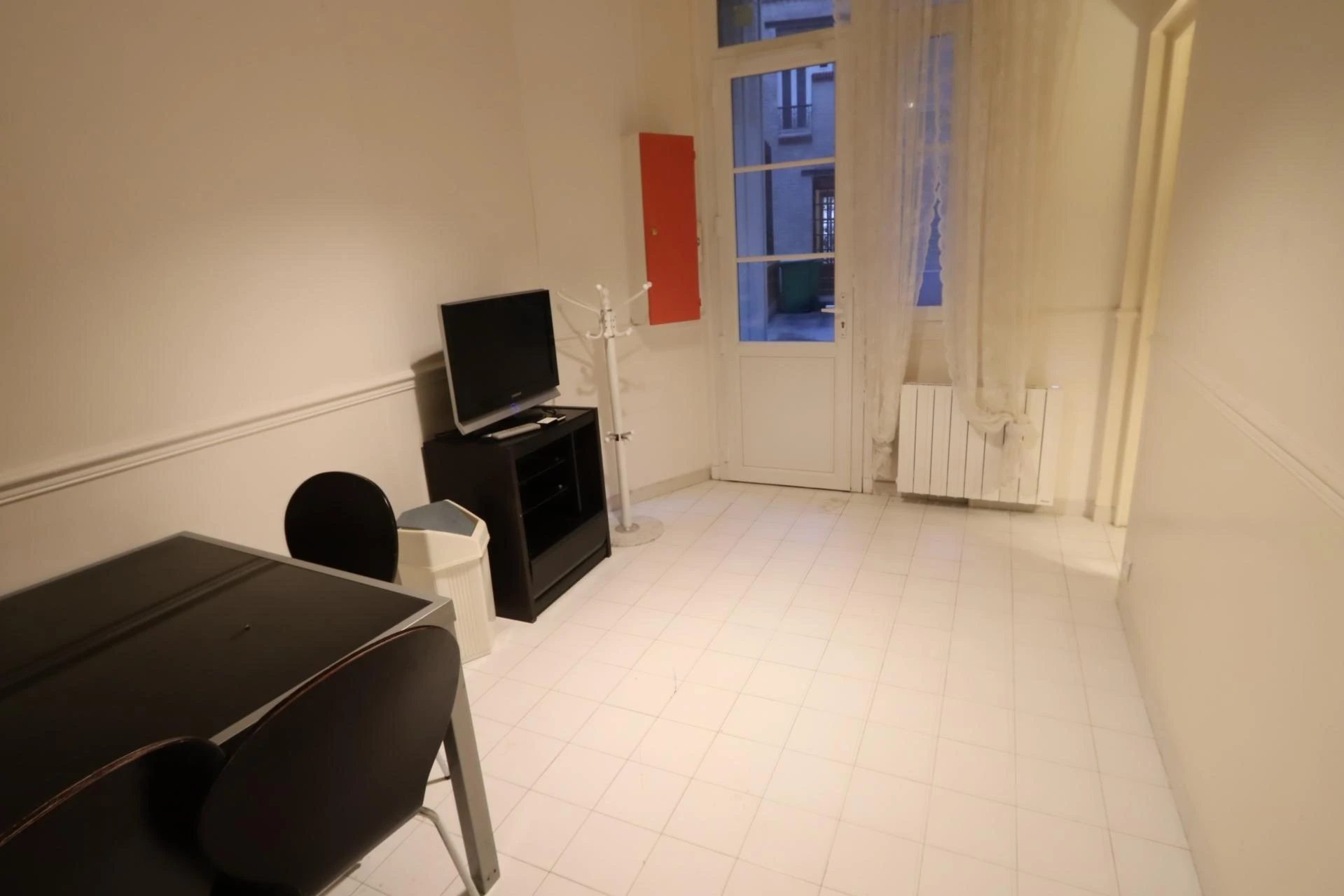 Zimmer langfristig zu vermieten 25 m², 1. Stock. Rue de Romont 30 1700 Fribourg, Suisse, Freiburg im Üechtland. 